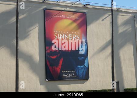 Burbankj, Kalifornien, USA 2. Januar 2025 Michael B. Jordan Sinners Reklametafeln bei Warner Bros Studios am 2. Januar 2025 in Burbank, Kalifornien, USA. Foto: Barry King/Alamy Stock Photo Stockfoto