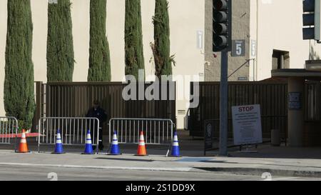 Burbankj, Kalifornien, USA 2. Januar 2025 Sicherheitsbarriere und geschlossener Eingang bei Warner Bros Studios am 2. Januar 2025 in Burbank, Kalifornien, USA. Foto: Barry King/Alamy Stock Photo Stockfoto