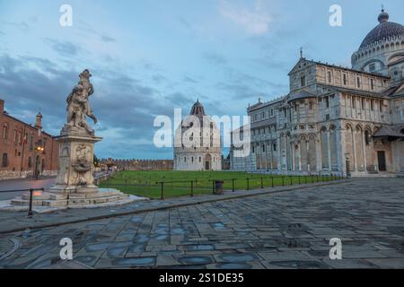 Pisa, Italien - 29. Juni 2023. Kathedrale außen mit Taufhaus, frühmorgendliches Licht Stockfoto