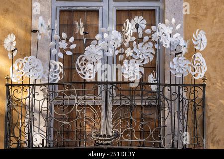 Weihnachtspapier-Schneeflocken schmücken die Fassade von Casal Solleric, Paseo del Borne, Palma, Mallorca, Balearen, Spanien Stockfoto