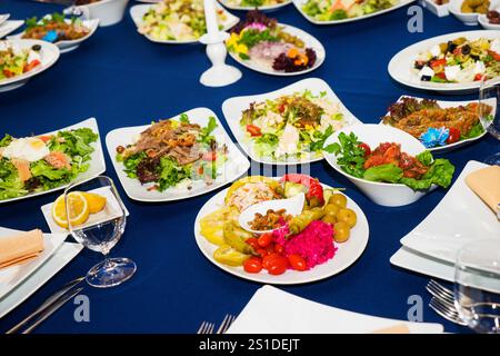 Wunderschön dekorierter Catering-Banketttisch mit verschiedenen Speisen, Snacks und Vorspeisen, frischem Obst auf Firmenveranstaltungen oder Hochzeitsfeiern Stockfoto