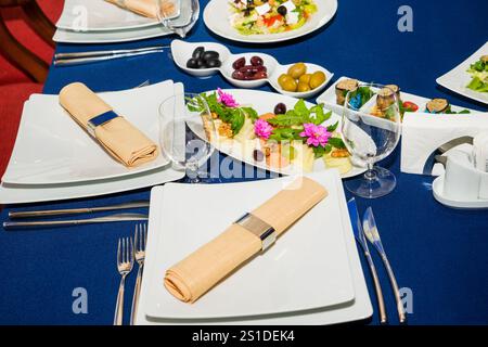 Wunderschön dekorierter Catering-Banketttisch mit verschiedenen Speisen, Snacks und Vorspeisen, frischem Obst auf Firmenveranstaltungen oder Hochzeitsfeiern Stockfoto