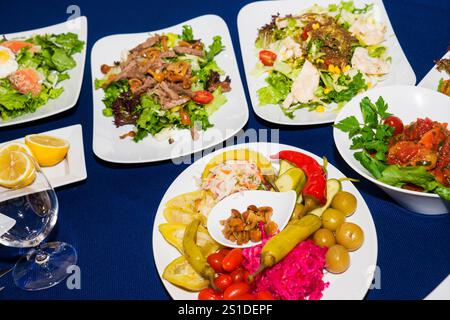 Wunderschön dekorierter Catering-Banketttisch mit verschiedenen Speisen, Snacks und Vorspeisen, frischem Obst auf Firmenveranstaltungen oder Hochzeitsfeiern Stockfoto