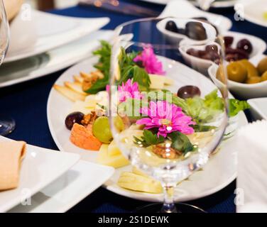 Wunderschön dekorierter Catering-Banketttisch mit verschiedenen Speisen, Snacks und Vorspeisen, frischem Obst auf Firmenveranstaltungen oder Hochzeitsfeiern Stockfoto