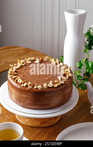 Schokoladen-Biskuitkuchen mit Nüssen Stockfoto