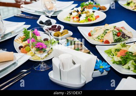 Wunderschön dekorierter Catering-Banketttisch mit verschiedenen Speisen, Snacks und Vorspeisen, frischem Obst auf Firmenveranstaltungen oder Hochzeitsfeiern Stockfoto