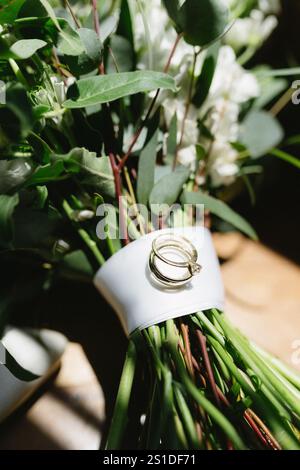 Set Eheringe an einem Blumenstrauß Stockfoto