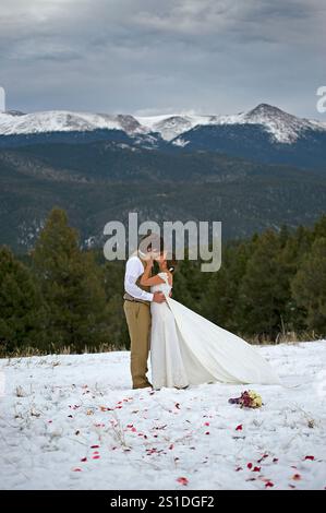 Frisch vermählter Kiss nach der Hochzeit. Stockfoto