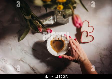 Herzförmige Kekse mit Blumen und Kaffee Stockfoto