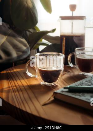French Press Coffee vor dem Fenster im Morgenlicht Stockfoto