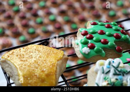 Goldene und grüne Milchkekse mit festlicher Dekoration Stockfoto