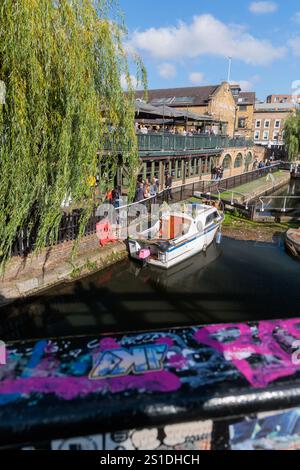 Das Boot legte neben dem Hampstead Road Lock in Camden, London, an Stockfoto