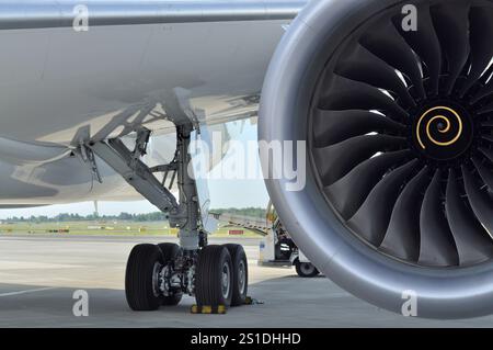 Fahrwerk und Turbine der Boeing 787 Dreamliner. Stockfoto