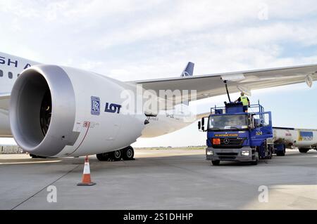 Boeing 787 Dreamliner der LOT Polish Airlines - Tankfahrzeug am Flughafen Chopin. Stockfoto