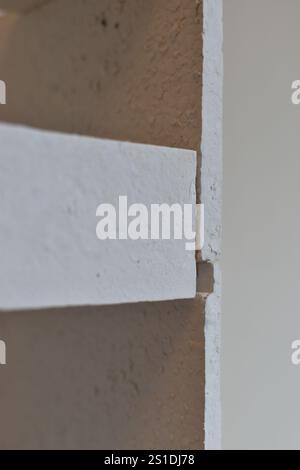 Nahaufnahme einer Eckverbindung mit klaren Linien und Textur von Stockfoto