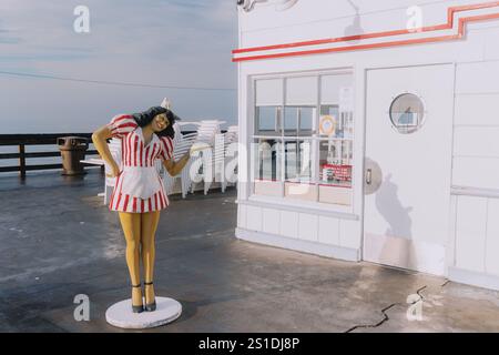 Rubys Schaufensterpuppe steht vor einem leeren Tisch im Restaurant Stockfoto