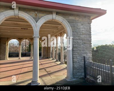 Steinpavillon mit bogenförmigen Säulen, Schatten in sanftem Sonnenlicht Stockfoto