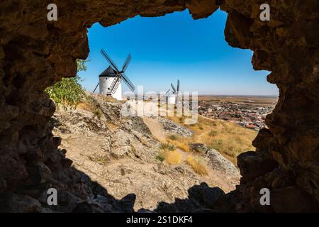 Atemberaubender Blick auf die Windmühlen von Consuegra im Sommer, Spanien Stockfoto