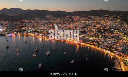 Drohnenansicht der Küste von Bodrum mit Booten Stockfoto