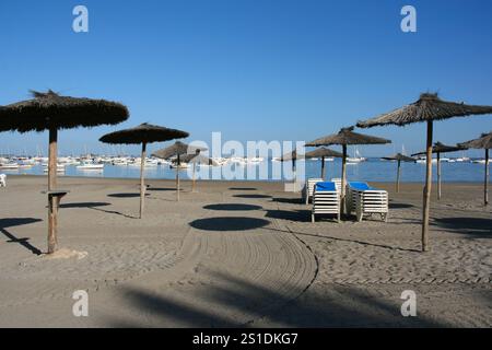 Strand Santiago de la Ribera in der Nähe von Murcia, Spanien. Strand, Yachthafen und Strohschirme. Stockfoto