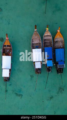 Drohnenansicht von oben nach unten auf thailändische Longtail-Boote Stockfoto