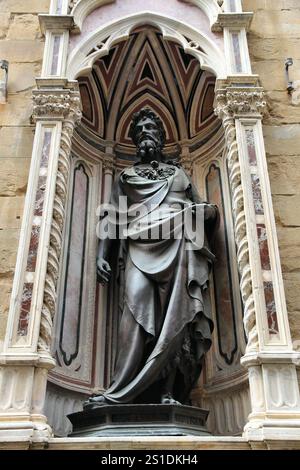 St. Statue der Kirche Orsanmichele in Florenz, Italien. Die Skulptur des Heiligen Johannes des Täufers aus der Renaissance von Lorenzo Ghiberti. Stockfoto