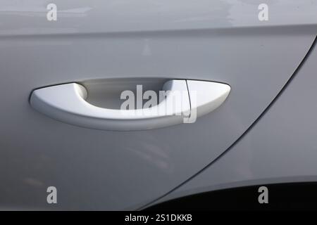 Nahaufnahme des Türgriffs in einem modernen Kompaktfahrzeug. Stockfoto
