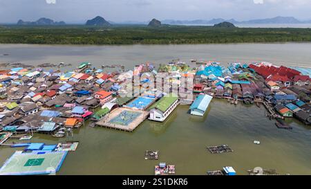 Drohnenblick auf die schwimmende Insel Koh Panyi und ihr legendäres Fußballfeld Stockfoto