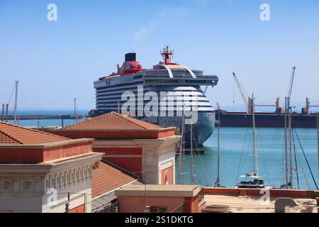 CATANIA, ITALIEN - 9. AUGUST 2024: Gewaltiges Kreuzfahrtschiff Resilient Lady of Virgin Voyages im Hafen von Catania, Italien Stockfoto