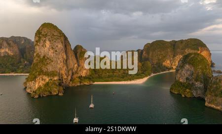 Drohnenansicht des Railay Beach in der Nähe von Aonang Thailand Stockfoto