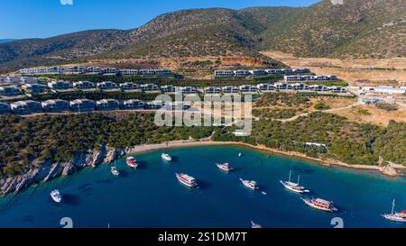 Drohnenansicht der Küste von Bodrum mit Booten Stockfoto