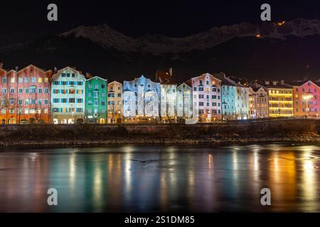Innsbruck in Österreich Tirol mit traditionellen Gebäuden und Alpengipfeln Panoramablick bei Nacht in einer schönen Farbe Stockfoto