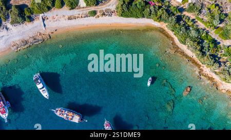 Drohnenansicht der Küste von Bodrum mit Booten Stockfoto