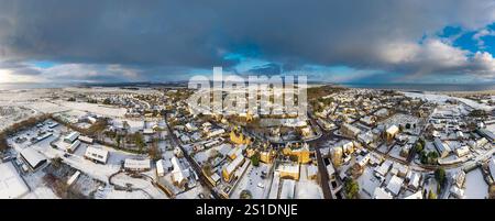 Dornoch Sutherland Scotland Panoramablick auf die Stadt, die Kathedrale und die Straßen, die im Winter von Schnee bedeckt sind Stockfoto