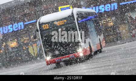 Wintereinbruch in Hamburg. Am Freitagvormittag gibt es phasenweise heftigen Schneefall in der Hansestadt. Ein Bus der Hamburger Hochbahn AG passiert die Kreuzung Wiesendamm/Saarlandstraße. Barmbek Hamburg Stockfoto