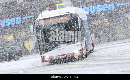 Wintereinbruch in Hamburg. Am Freitagvormittag gibt es phasenweise heftigen Schneefall in der Hansestadt. Ein Bus der Hamburger Hochbahn AG passiert die Kreuzung Wiesendamm/Saarlandstraße. Barmbek Hamburg *** am Freitagvormittag gab es in der Hansestadt Starkschneefälle Ein Bus der Hamburger Hochbahn AG passiert die Kreuzung Wiesendamm Saarlandstraße Barmbek Hamburg Stockfoto