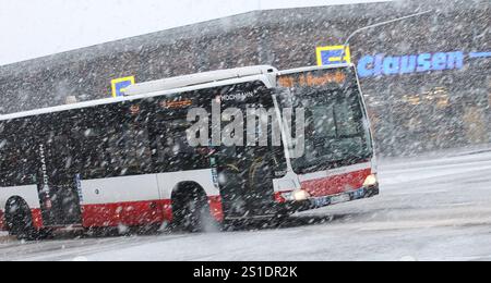 Wintereinbruch in Hamburg. Am Freitagvormittag gibt es phasenweise heftigen Schneefall in der Hansestadt. Ein Bus der Hamburger Hochbahn AG passiert die Kreuzung Wiesendamm/Saarlandstraße. Barmbek Hamburg *** am Freitagvormittag gab es in der Hansestadt Starkschneefälle Ein Bus der Hamburger Hochbahn AG passiert die Kreuzung Wiesendamm Saarlandstraße Barmbek Hamburg Stockfoto