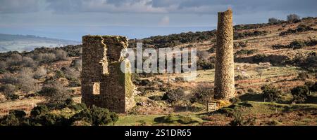 Ein Panoramabild der Überreste von Jope's Schachtmotorenhaus und Schornstein auf Caradon Hill auf Bodmin Moor in Cornwall in Großbritannien. Stockfoto