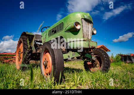 Alten Traktor auf den Bergwiesen Stockfoto