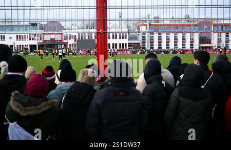 München, Deutschland. Januar 2025. Fußball, Bundesliga, öffentliches Training, FC Bayern München, Trainingsplatz in der Säbener Straße: Zahlreiche Fans beobachten das Training. Quelle: Sven Hoppe/dpa/Alamy Live News Stockfoto