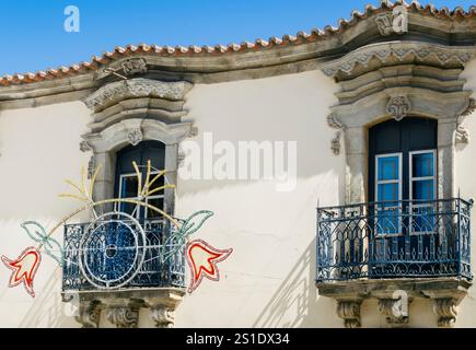 São João da Pesqueira, Portugal, 29. August 2015: Sonnendurchflutete Balkone: Die künstlerischen Fassaden Stockfoto
