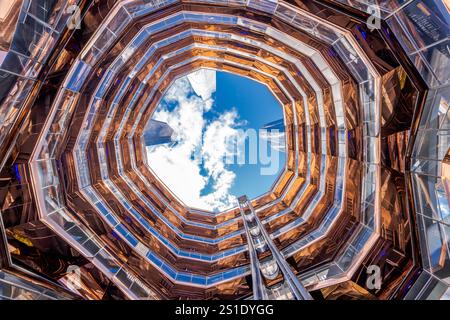 NEW YORK, NEW YORK, USA - 14. OKTOBER 2023: Blick durch die Mitte des Schiffes in Hudson Yards. Es wurde 2019 offiziell eröffnet. Stockfoto