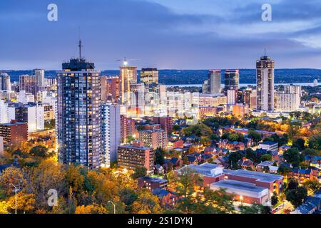 Hamilton, Ontario, Kanada, Skyline der Innenstadt in der Dämmerung. Stockfoto