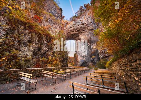 Natural Bridge, Virginia, USA, Sitzplätze im Herbst. Stockfoto