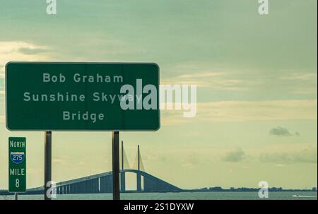 Wegweiser / Vorwegweiser / Richtungsschild / Schild Bob Graham Sunshine Skyway Bridge, auf der Interstate 275, in Florida, USA. Brücke im Hintergrund. Stockfoto