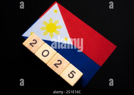 2025, Philippinen, philippinische Flagge mit Datumsblock, Konzept, wichtige Ereignisse für die Philippinen im neuen Jahr, Wahlen, Wirtschaft, soziale Aktivitäten Stockfoto