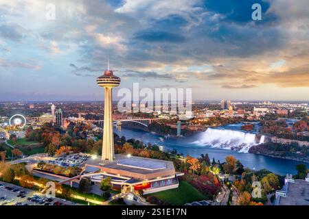Niagara, Ontario, Kanada mit den Wasserfällen und dem Turm in der Abenddämmerung. Stockfoto