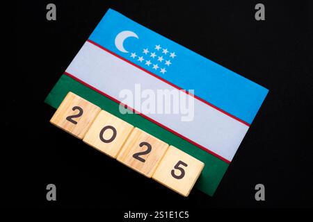 2025, Usbekistan, Usbekistan Flagge mit Datumsblock, Konzept, wichtige Ereignisse für Usbekistan im neuen Jahr, Wahlen, Wirtschaft, soziale Aktivitäten Stockfoto