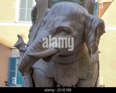 Minerva Elefantenobelisk in Rom Italien entworfen von dem italienischen Künstler Gian Lorenzo Bernini der rote Granitobelisk wurde ursprünglich von Pharao A errichtet Stockfoto