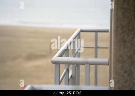 Seaside Serenity: Balkon aus Metalllegierung mit Blick auf das Meer Stockfoto